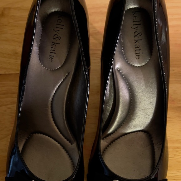 KELLY & KATIE… size 10…black patent leather…3 1/2 “ heeled shoes - Picture 7 of 16